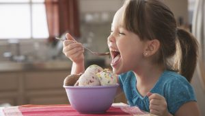 Niña comiendo dulce