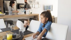 Niños poniendo mesa