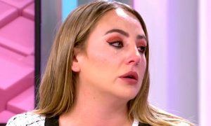 Rocío Flores rompe a llorar en directo.