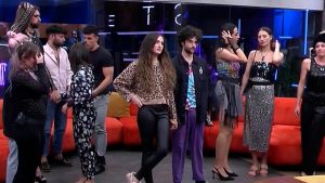 Participantes de "Secret Story" en el salón de la casa.