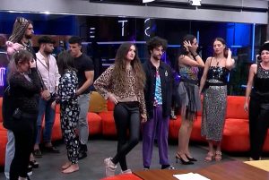 Participantes de Secret Story en el salón de la casa.