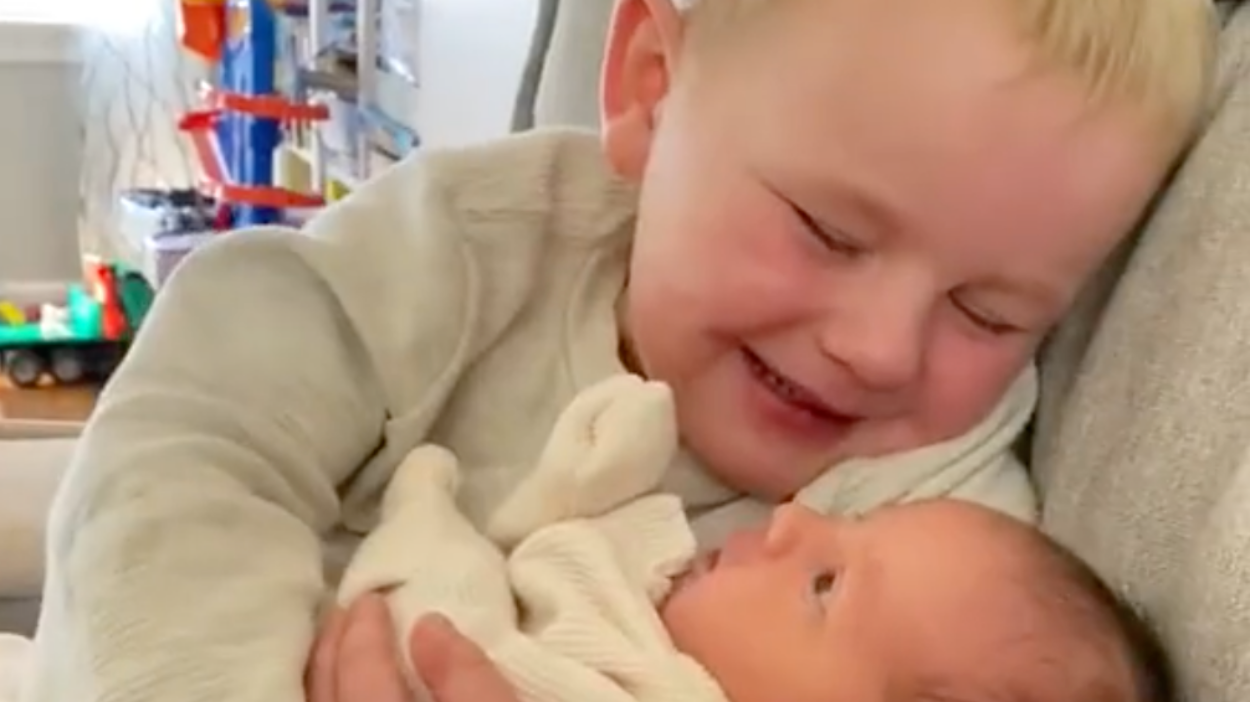 niño llora con su hermana recién nacida