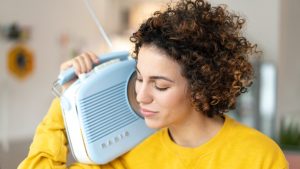mujer escuchando la radio