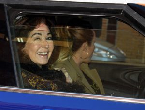 Ana Rosa Quintana reaparece en mitad de su lucha contra el cáncer.