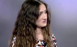 Carmen es finalmente expulsada de manera disciplinaria por su actitud reprobable.