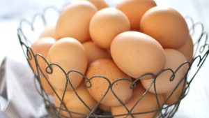 Más de docenas de huevos almacenados en una pequeña cesta.