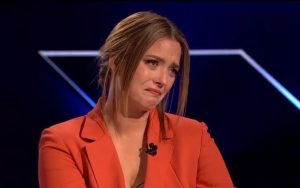 María Casado se rompe en directo