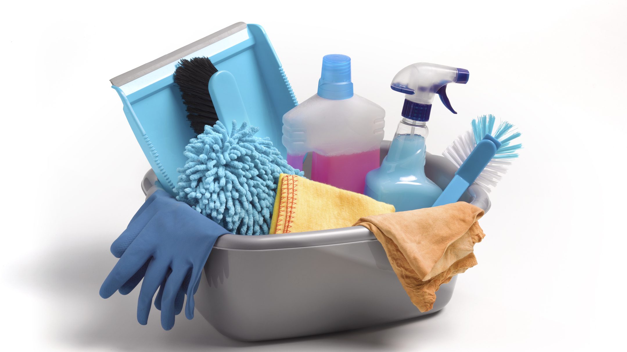 Estos son los productos y utensilios básicos de limpieza que necesitas tener