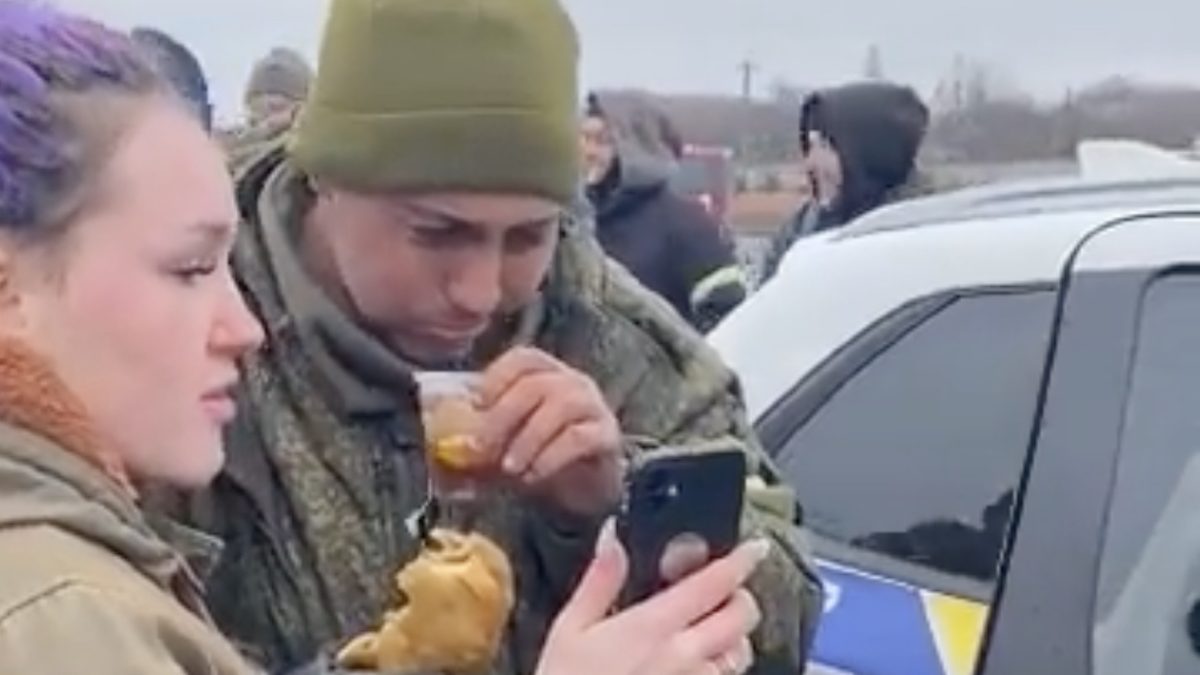 Un soldado ruso es atendido por ciudadanos ucranianos.