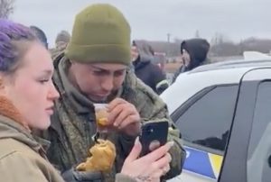 Un soldado ruso es atendido por ciudadanos ucranianos.