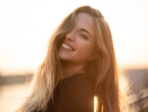 Chica luce melena larga y brillante.