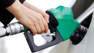 Un sujeto reposta su coche a precios muy altos.