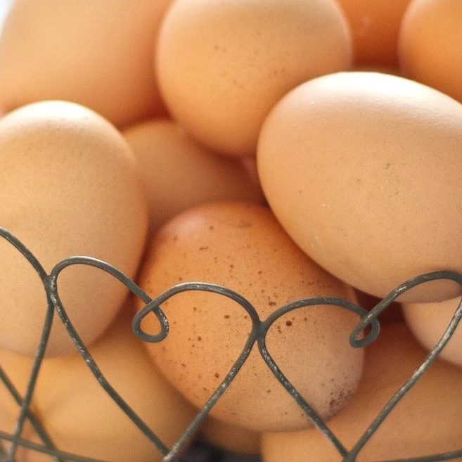 Gran cantidad de huevos de gallina guardados en un cuenco.