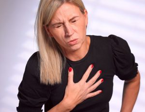 ansiedad Mujer con dolor en el pecho sufre un ataque de ansiedad