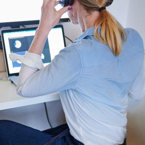 Una joven teletrabajando desde casa.