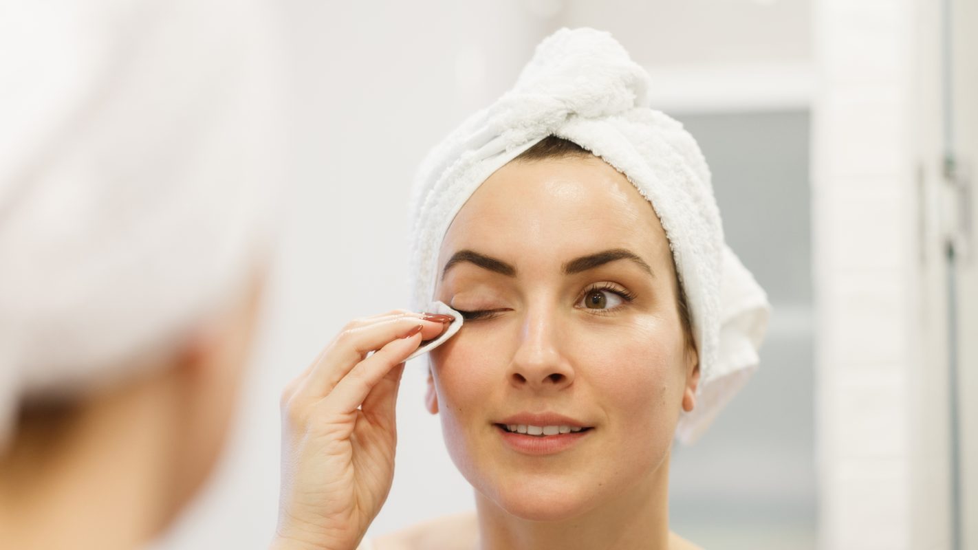 Descubre cómo desmaquillarte los ojos sin dañarlos con tres pasos muy sencillos.