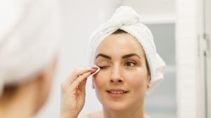 Descubre cómo desmaquillarte los ojos sin dañarlos con tres pasos muy sencillos.