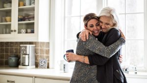abrazo Hija sorprende a su madre con unas tiernas palabras.