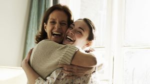 Madre e hija se abrazan tras dedicarse mutuamente algunas frases bonitas.