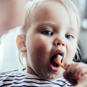 Niño cepillándose los dientes