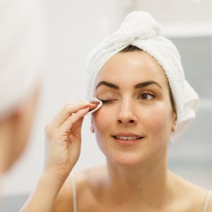 Descubre cómo quitarte la máscara de ojos sin que se te irrite el ojo ni perder ninguna pestaña.