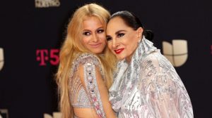 paulina rubio junto a su madre, susana dosamantes