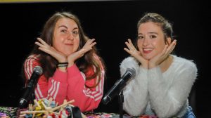 Victoria Martín y Carolina Iglesias Estirando el chicle