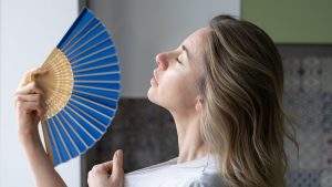Una mujer trata de combatir la ola de calor sin encender los aparatos eléctricos.