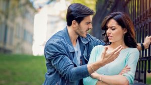 Una pareja discute sobre los mitos del romanticismo.