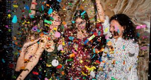 Fiesta elegante entre amigos y familiares.