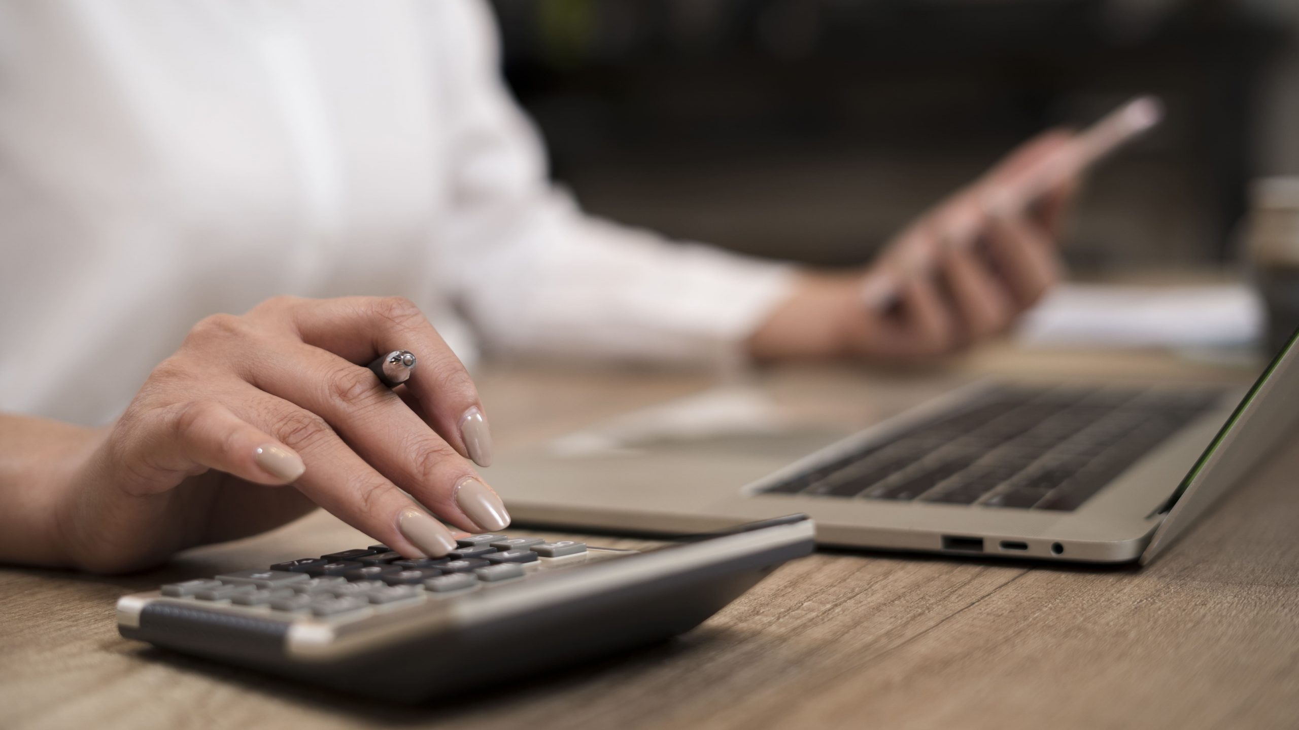 Haciendo cálculos para la declaración de la renta.