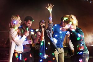 Reserva una noche de karaoke con tus amigos y disfruta de un cumpleaños único.