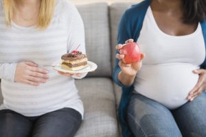 Dos mujeres embarazados satisfacen sus antojos, uno es saludable y el otro no tanto.