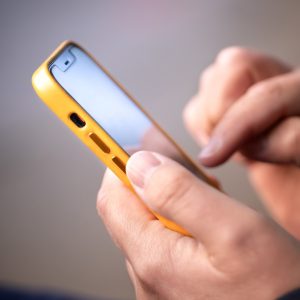 aplicaciones Una persona edita las fotos desde su móvil.