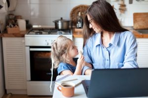 Madre e hija charlan animadamente en la cocina sobre unas dudas que tiene la pequeña.