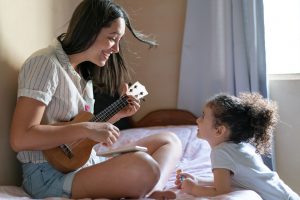 Una madre canta con su hija una de las canciones infantiles más populares.