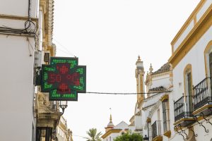 Uno de los termómetros de la ciudad de Sevilla marca 50ºC.
