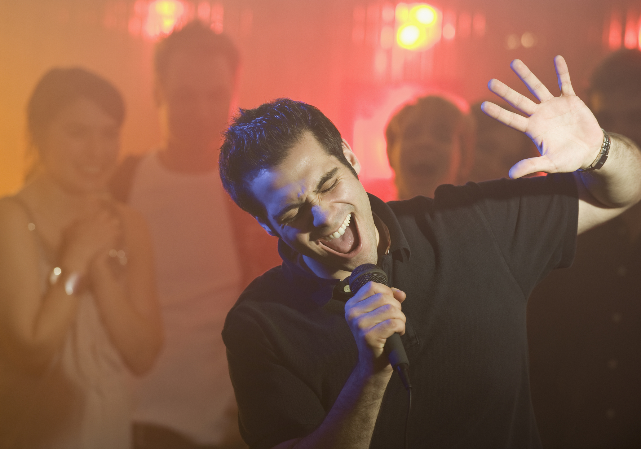 Las 10 mejores canciones para cantar en un karaoke con amigos Cadena Dial