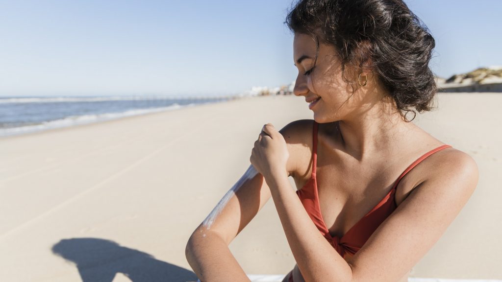 Cómo quitar las manchas de protector solar de tus bañadores - Cadena Dial