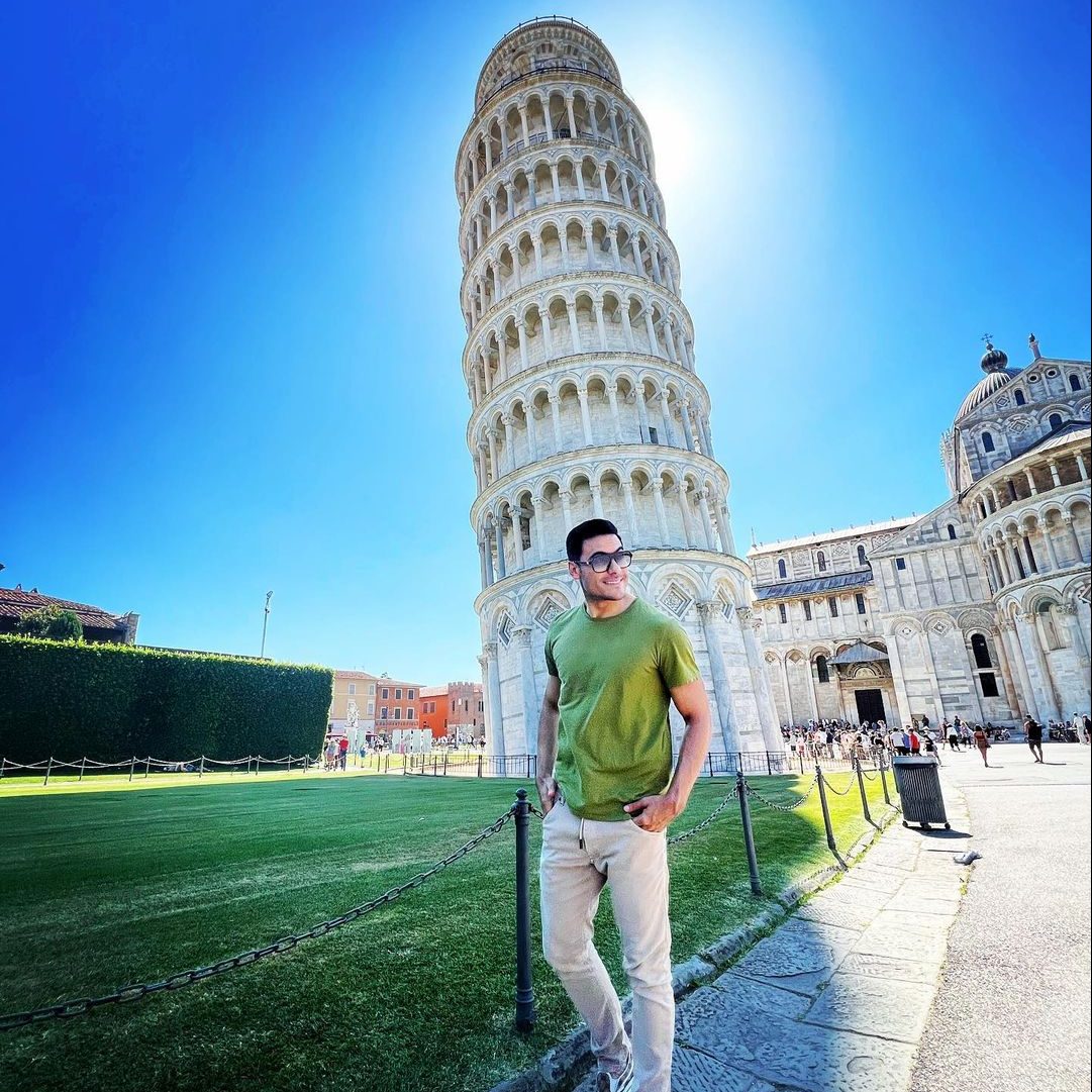 Carlos Rivera junto a la Torre de Pisa