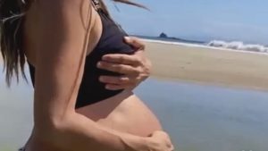 mujer dando a luz playa