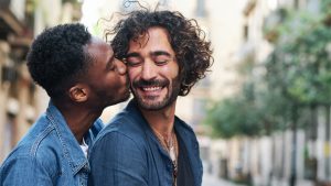 ENAMORARSE Dos jóvenes se abrazan y se besan muy pasionalmente.