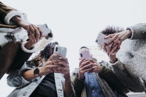Un grupo de jóvenes conectados al móvil se olvidan de interactuar entre ellos: Padecen 'FOMO'.