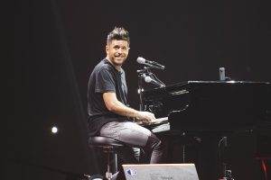 El artista Pablo López tocando el piano.