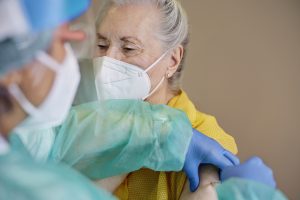 A partir de septiembre se empezará a vacunar a los mayores de 80 años.