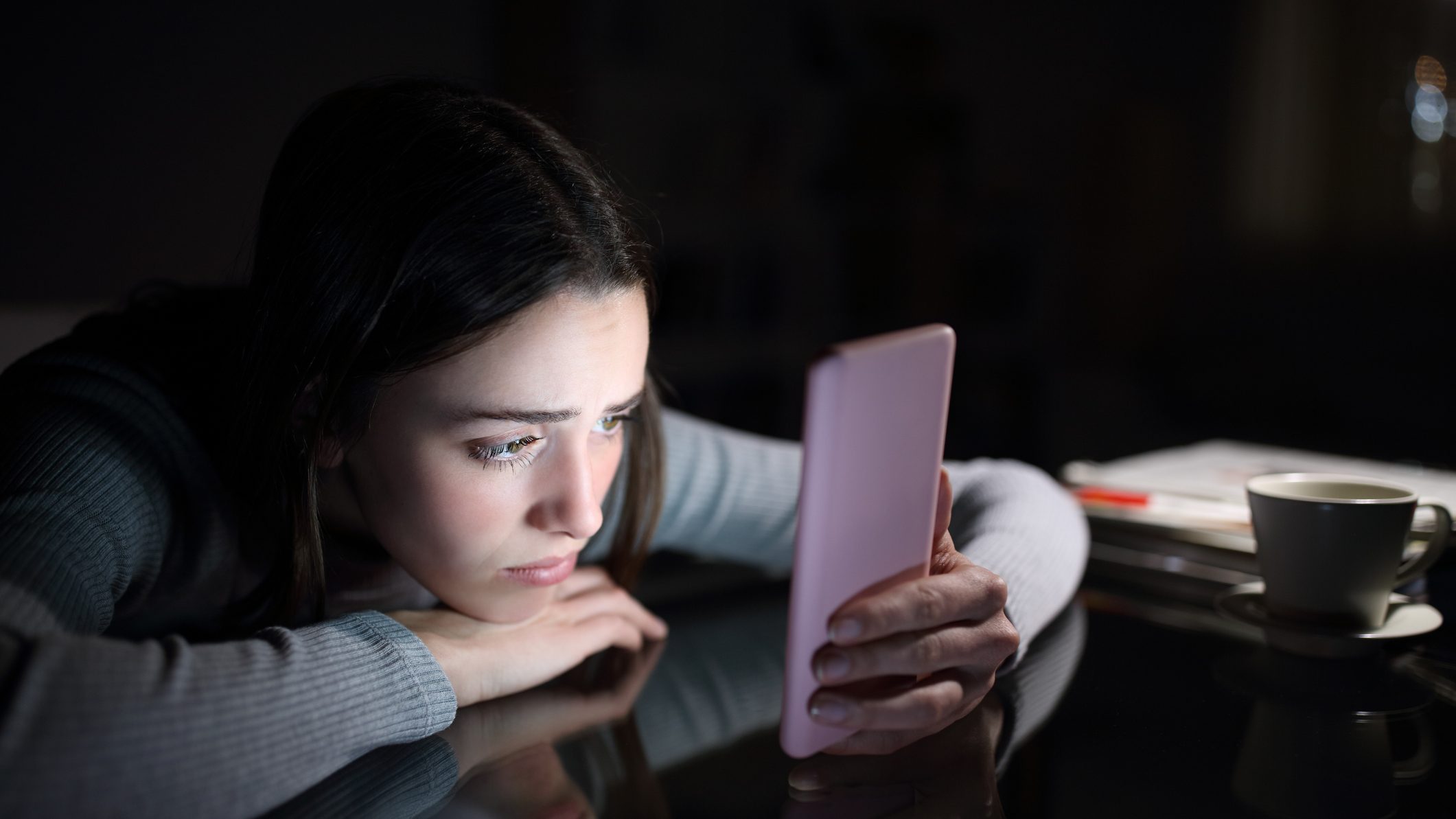 Una adolescente lo primero que hace al levantarse es consultar su móvil.