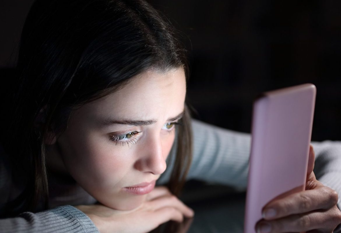 Una adolescente lo primero que hace al levantarse es consultar su móvil.