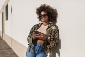 Una joven publica sus imágenes en Instagram con frases muy originales.