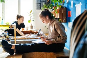 Los adolescentes hacen deberes en casa escuchando música.