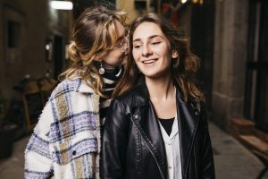 Dos chicas intercambian palabras sobre la grisexualidad.